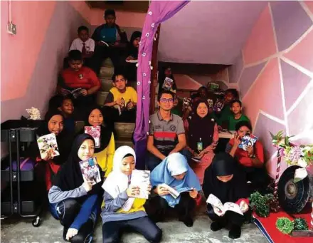  ??  ?? JAMIRUL (duduk tengah) bersama murid SK Bukit Ceraka yang terbabit dalam program Mari Membaca: Si Ulat Buku.