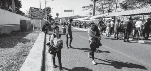  ?? FOTO: AP ?? &gt; Algunos migrantes hondureños arriban a Tapachula, Chiapas, México.