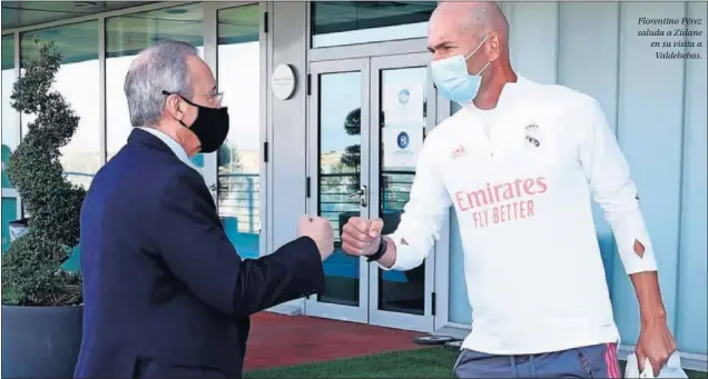  ??  ?? Florentino Pérez saluda a Zidane en su visita a Valdebebas.