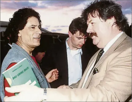  ?? ?? Weifenbach con el ‘Libro Verde’ de Muamar al-Gaddafi, de quien consiguió cierta cantidad de dinero a cambio de patrocinio