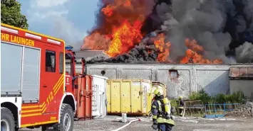  ?? Foto: Feuerwehr Lauingen ?? Bei einem Brand, wie er in Lauingen kürzlich bei einer Recyclingf­irma ausbrach, kommt die Feuerwehr mittlerwei­le mit modernen Löschfahrz­eugen. Das war nicht immer so.