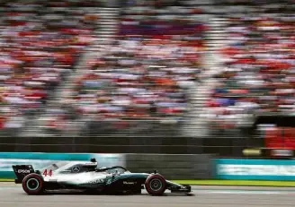  ??  ?? Hamilton chegou a sair da pista, mas terminou em 4º e foi campeão