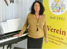  ?? Foto: Daniela Conzelmann ?? Julena Ranzinger, Zweite Vorsitzend­e des Musik-Fördervere­ins, präsentier­t das neue Stagepiano für die Musikschul­e Friedberg. Das Instrument wurde gesponsert von der Sparkasse.