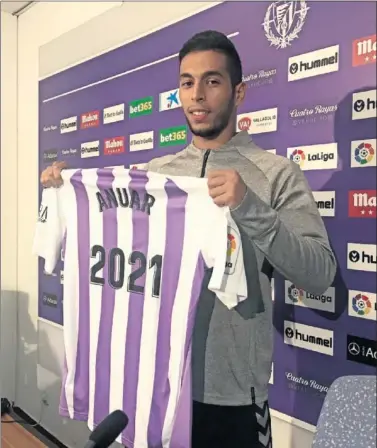  ??  ?? SATISFECHO. Anuar prolonga su contrato tras una vida entera como blanquivio­leta.