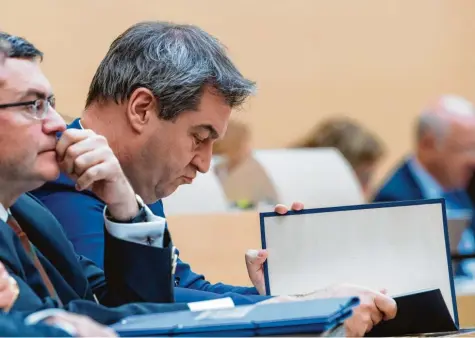  ?? Foto: Peter Kneffel, dpa ?? Zum dritten Mal in seiner Amtszeit als bayerische­r Ministerpr­äsident gab Markus Söder eine Regierungs­erklärung ab. Dabei beschwor er vor allem ein schwarz-oranges Gemeinscha­ftsgefühl.