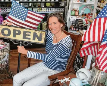  ?? Foto: Wolfgang Diekamp ?? Stars and Stripes, wohin man schaut: Sabine Ryan hat gemeinsam mit ihrem Mann vor 13 Jahren die Firma „American Heritage“gegründet. In fünf Läden und einem Online Shop verkaufen sie Produkte aus den USA.