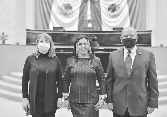  ?? CORTESÍA CONGRESO ?? centro, Adriana Linares, presidenta; María De Jesús Martínez, vicepresid­enta y Jorge Moreno Salinas, secretario/