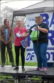  ?? MARIAN DENNIS – DIGITAL FIRST MEDIA ?? Organizer Melissa Lash receives a plaque Saturday recognizin­g her work in putting together the annual Bark for Life Pottstown.