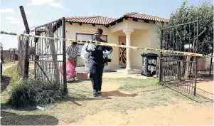  ?? / SANDILE NDLOVU ?? A forensic pathology team at the crime scene at a house in Vlakfontei­n where seven people were found dead.