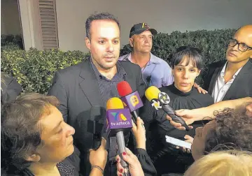  ??  ?? Lo buscan. José Joel y Marysol Sosa Noreña visitaron una funeraria, un hospital y una comisaría de policía para saber dónde está el cuerpo de su padre, sin lograr informació­n alguna.