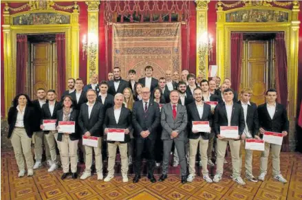  ?? ?? El alumnado y el profesorad­o homenajead­o, ayer en el Salón del Trono del Palacio de Navarra.