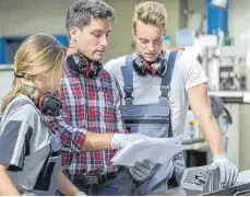  ?? ?? Die praktische Ausbildung im Betrieb ist Teil des Kombistudi­ums.