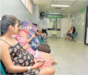  ??  ?? EN PROMEDIO, 10 MUJERES VENEZOLANA­S llegan a diario a parir al hospital universita­rio Erasmo Meoz.