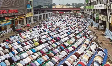  ?? (Foto Bernama) ?? Pemandanga­n di kawasan tempat letak kereta berdekatan Pasar Borong Selayang dipenuhi umat Islam etnik Rohingya dan warga Bangladesh menunaikan solat sunat Aidiladha, semalam.