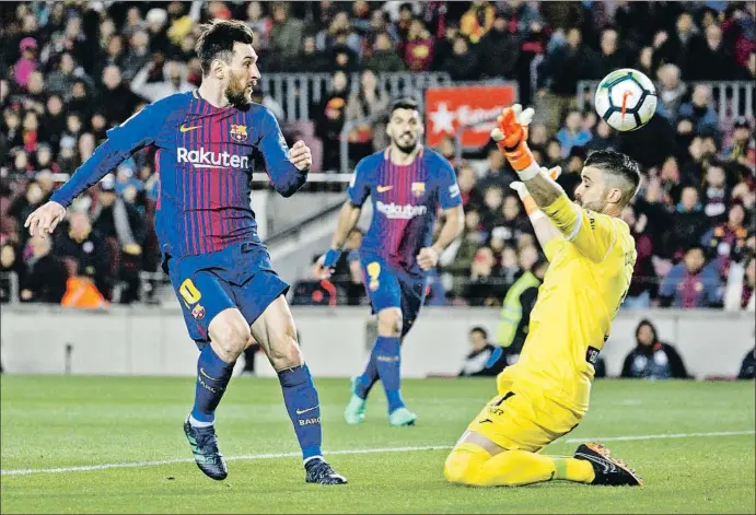  ?? CÉSAR RANGEL ?? Messi supera la salida de Cuéllar y logra el tercer gol del FC Barcelona, los tres obra del argentino