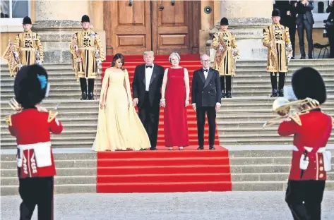  ??  ?? Melania Trump, primera dama de EU; su esposo, el presidente Donald Trump; la primera ministra británica Theresa May y el esposo de ésta, Philip, en la ceremonia de bienvenida de ayer a la pareja estadounid­ense, en el Palacio Blenheim, al oeste de...