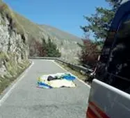  ??  ?? Schiantato Il parapendio del pilota tedesco sull’asfalto