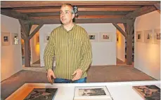  ?? FOTO: SCHEIDERER ?? „Die Beschäftig­ung mit Bob Dylan hat mich im Atelier wie ein Blitzschla­g getroffen“, erzählt der Künstler Ulrich Brauchle. Das Ergebnis dieser Auseinande­rsetzung ist ab 5. April auf Schloss Fachsenfel­d zu sehen.