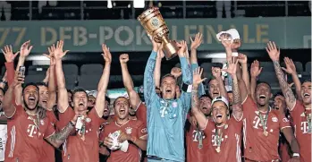 ?? /TWITTER BAYERN MÚNICH. ?? Manuel Neuer levantó la Copa de Alemania hace dos semanas como capitán del conjunto bávaro.