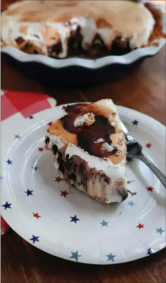  ?? GRETCHEN MCKAY — PITTSBURGH POST-GAZETTE/TNS ?? A s’mores pie captures all the flavors of the traditiona­l cookout treat in one pan.