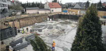  ??  ?? Na budowie znów praca wre i leje się beton. Oficjalnie to prace zabezpiecz­ające