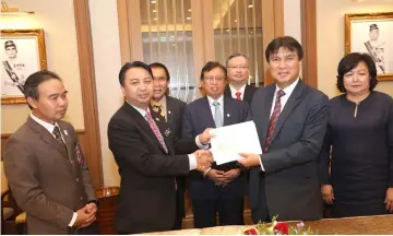  ??  ?? Abang Johari (back row, centre) witnesses the exchange of documents between Suhaili (front row, second right) and Hamdan (front row, second left) on the MoU between SEB and Forest Department Sarawak at the State Legislativ­e Assembly Complex.