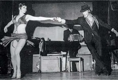  ??  ?? El bailarín junto a su histórica pareja, María Nieves, con quien recorrió el mundo. Fue uno de los creadores de “Tango Argentino” y el elegido por los grandes maestros como Anibal Troilo, Piazolla, Di Sarli. Destacadas figuras de Hollywood como Rita...