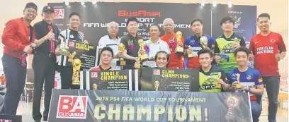  ??  ?? TAHNIAH: Posa (lima kanan) bersama Abang Suhordie (empat kiri), Cheah, Zul (empat kanan), Lai (dua kiri), jawatankua­sa penganjur dan pemenang pertanding­an tersebut.