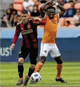  ?? YI-CHIN LEE / HOUSTON CHRONICLE ?? Atlanta United’s Greg Garza (left), taking a pass in front of Houston’s Alberth Elis earlier this season, expects a spirited welcome in Orlando today.