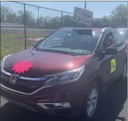  ?? PHOTOS COURTESY OF SIMMONS ELEMENTARY SCHOOL ?? Simmons staff drove in 50-60cars through Horsham neighborho­ods of Simmons Elementary students and spread school spirit.