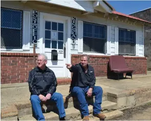  ?? (Special to The Commercial/ Richard Ledbetter) ?? Cousins to the Man in Black, Wayne Cash (left) along with Mark Rivers replicate the famous 1959 photo of Johnny Horton and Johnny Cash sitting on the old Kingsland Post Office steps.