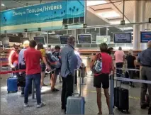  ?? (Photo Valérie Le Parc) ?? Cinq rotations vers Paris ont été annulées hier après-midi à l’aéroport Toulon-Hyères.