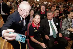  ??  ?? One for the album as Dr Wee (left) takes a wefie with guests including Dr Ling and his wife Ena (seated, second and third left) during the anniversar­y celebratio­n.