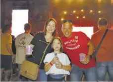  ?? ?? FAMILIAS Jóvenes y mayores disfrutaro­n de un cartel con el que pudieron bailar varias generacion­es.