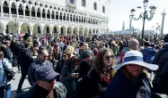  ??  ?? Flussi turistici Si definisce il piano per governare i flussi turistici da oltre venti milioni di visitatori l’anno che «assediano» Venezia
