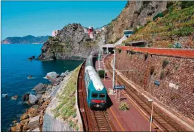  ??  ?? Le chemin de fer dessert les villages de Cinque Terre depuis 1874. La ligne compte 32 tunnels et galeries, ce qui la rend quasiment invisible depuis la mer.