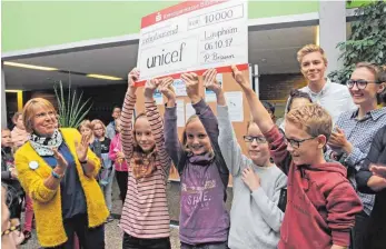  ?? FOTO: ROLAND RAY ?? Bravo! Unicef-Mitarbeite­rin Gudrun Zink (links) applaudier­t den CLG-Schülern für ihre Spende.