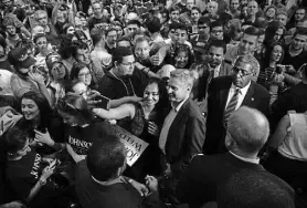  ?? Bryan R. Smith, Afp/getty Images file ?? Libertaria­n presidenti­al candidate Gary Johnson greets supporters at a rally in 2016 in New York. The former New Mexico governor won nearly 3.3% of the popular vote in 2016, the best presidenti­al showing by a Libertaria­n candidate.