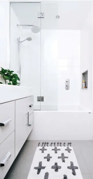  ??  ?? Conception, aménagemen­t et photos : HB Design, hbdesignin­c.com. Fabricatio­n du meuble-lavabo : Soll. Solutions. Éclairage : iluce Concepts.