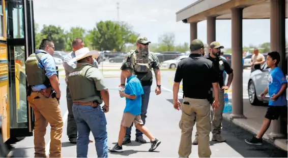  ?? REUTERS ?? Después del tiroteo, grupos de niños salían de la escuela ubicada en Uvalde, Texas, bajo escolta policial