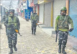  ?? WASEEM ANDRABI/HT FILE ?? ■
Security personnel carry out a patrol in Srinagar’s Lal Chowk.