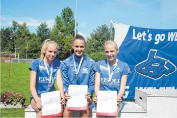  ?? FOTO: UWE PAWLOWSKI ?? Larissa Schall, Alisha Pawlowski und Anna Schall gewannen in Weingarten Silber und verbessert­en den Kreisrekor­d im Siebenkamp­f um mehr als 1000 Punkte.