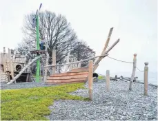  ?? FOTO: AH ?? Bis Ende Januar sollen über den gefrorenen Strandbadb­ereich flachere, gröbere Schüttunge­n in Teilbereic­hen vorgenomme­n werden.