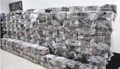  ?? ADRIANO ROSARIO/LISTÍN DIARIO ?? Cargamento. Los 1,502 paquetes de cocaína eran transporta­dos en una embarcació­n que fue apresada el 31 de diciembre pasado.
