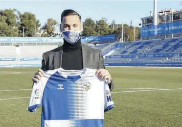  ?? //CE SABADELL ?? El delantero, posando con la camiseta que defenderá a partir de ahora