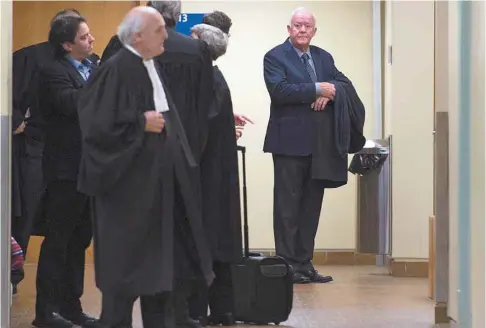 ?? JACQUES BOISSINOT LA PRESSE CANADIENNE ?? L’avocat de l’ancien ministre Marc-Yvan Côté, que l’on voit ici (à droite) au palais de justice de Québec, a échoué dans sa tentative de faire témoigner deux journalist­es pour identifier leurs sources d’informatio­n.