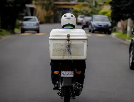  ?? Alonso Tenorio ?? El movimiento interno de la paquetería ha sufrido más obstáculos por los bloqueos de vías y los deslizamie­ntos que por la logística en sí misma, considera Correos de Costa Rica.