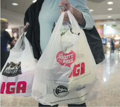  ?? RYAN REMIORZ/THE CANADIAN PRESS ?? Food retailers shouldn’t worry: The experience with the liquor commission, the SAQ, which did away with plastic bags in 2008, shows that consumers will adapt, Liz Miller writes.
