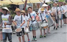  ??  ?? Die Schlagzeug­schüler von Karl Koch ziehen lautstark zum Marktplatz.