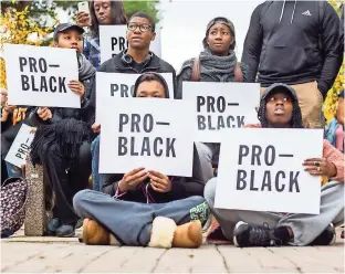  ??  ?? Un grUpo de estudiante­s de la Universida­d de Michigan protesta luego de que se descubrier­an mensajes racistas en el campus el 2 de noviembre